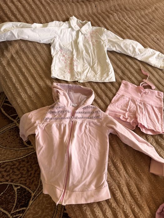 Віддам безкоштовно одяг для дівчинки 4-5-6 рочків