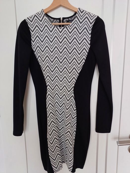 Reserved obcisła sukienka rozmiar S, czerno-biała, długi rękaw