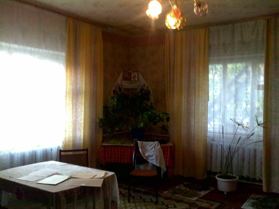 Великий цегляний будинок 1994 року в смт Гребінки