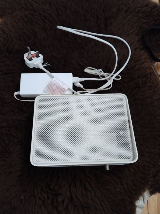 Zestaw trzech routerów używanych z UK