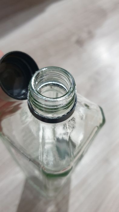 Szklana butelka zakręcana z gwintem  0.75 ml.butelki   bidon