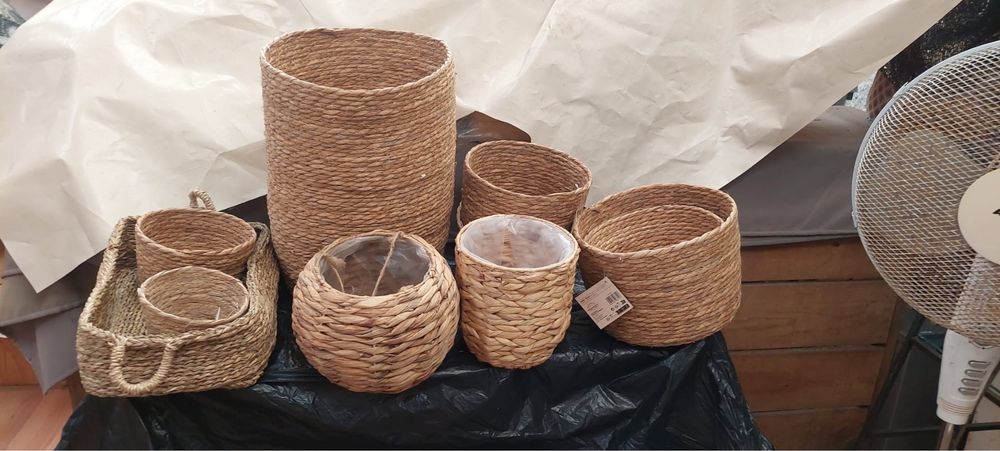 Cestos e jarras de decoração