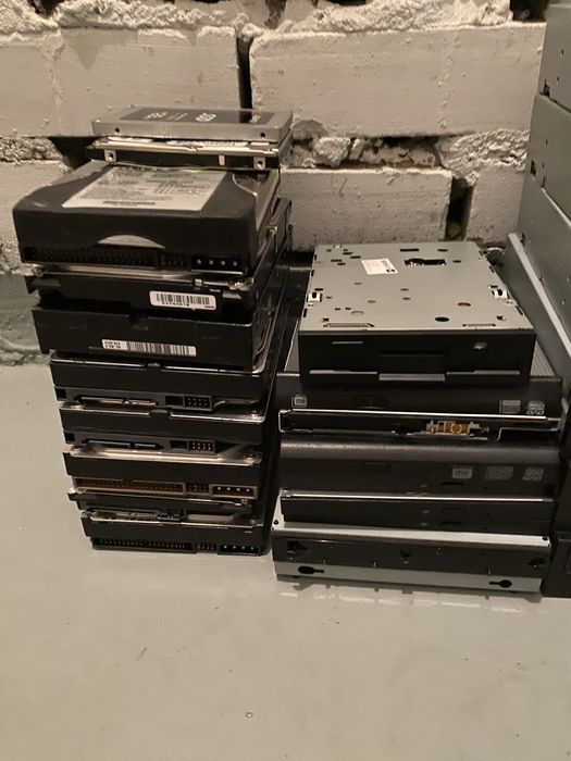 Złom elektroniczny napędy dvd twarde dyski komputerowe