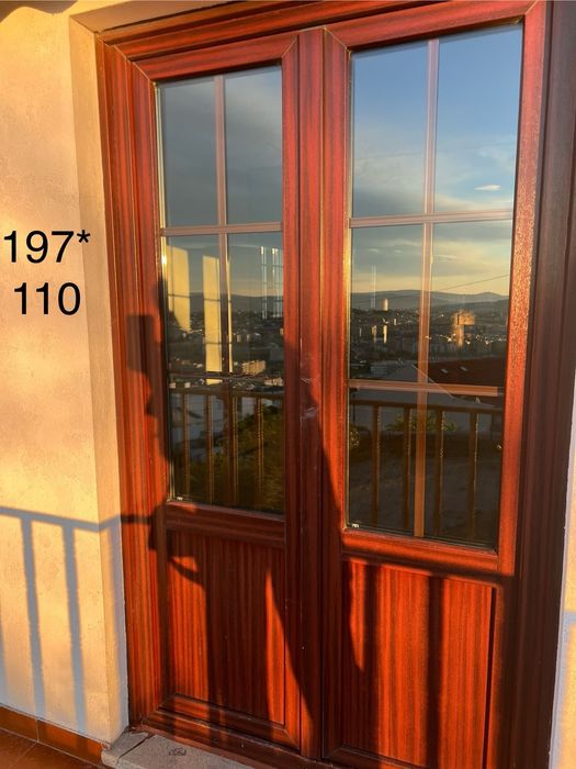 Conjunto de janelas e portas em PVC REHAU – castanho madeira