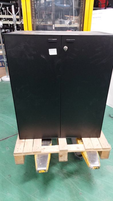 Armário metálico com portas de abrir