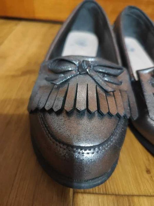 Srebrne błyszczące buty loafersy mokasyny Phoebe