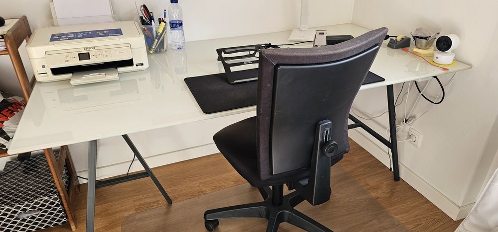 Secretária com tampo de vidro e cavaletes