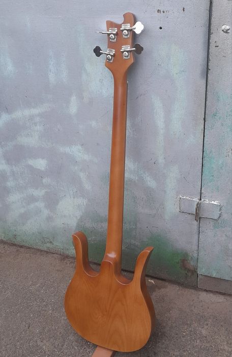 Бас гітара безладова