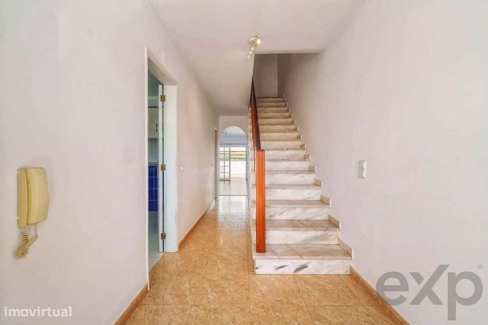 Moradia T2+1 com quintal e terraços com vista mar em Olhão, junto à Ri