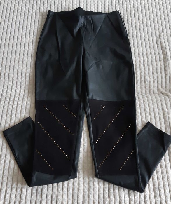 Spodnie skóra ze złotymi ozdobami