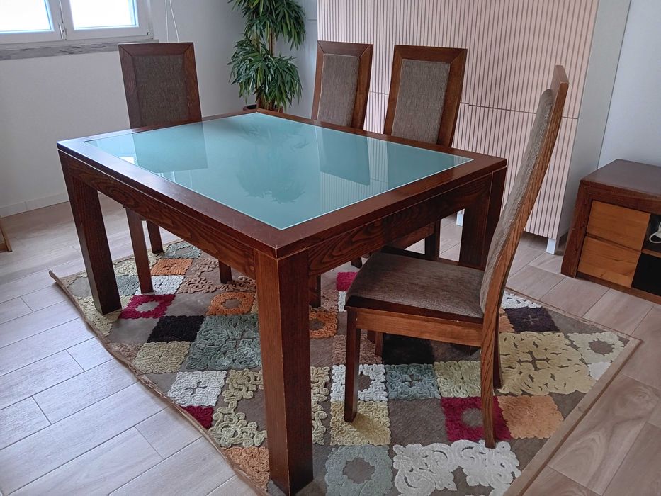 Mesa e Cadeiras de Madeira Maciça