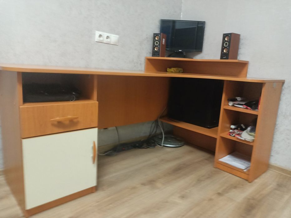 Кутовий письмовий стіл