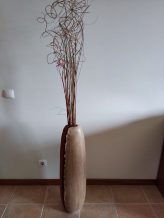 Jarra decorativa com ramos secos
