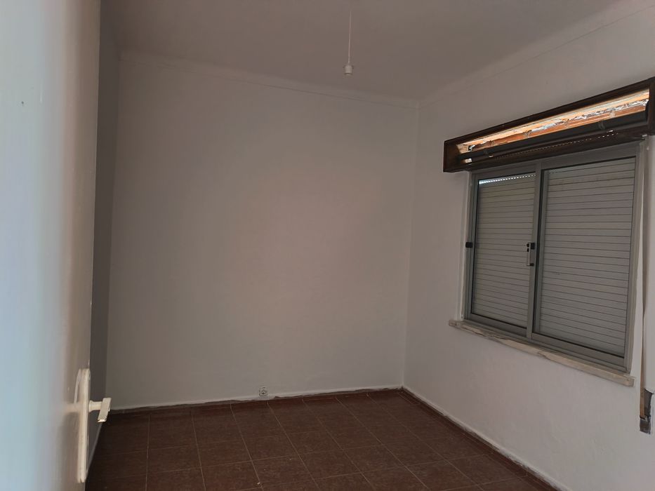 Alugo quartos em casa térrea com quintal
