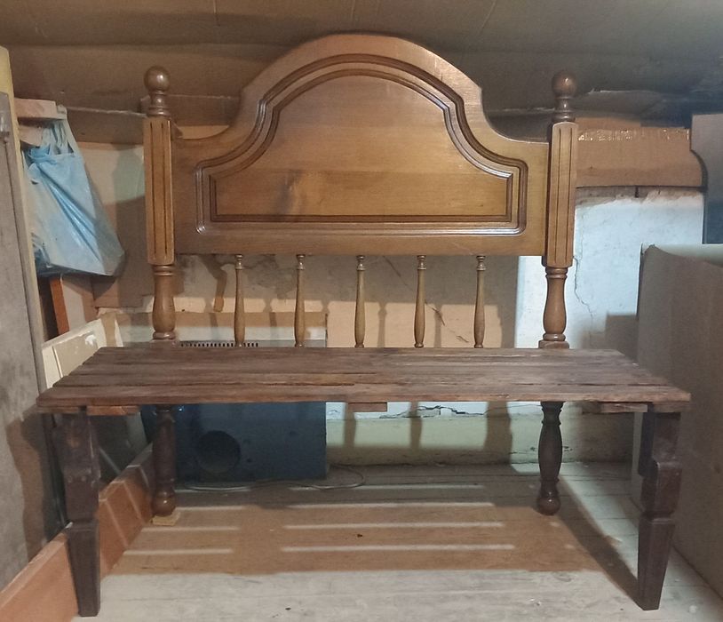 Artesanato em madeira reciclada e reparos em pequenos móveis em madeira.