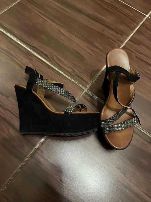 Босоніжки на танкетці