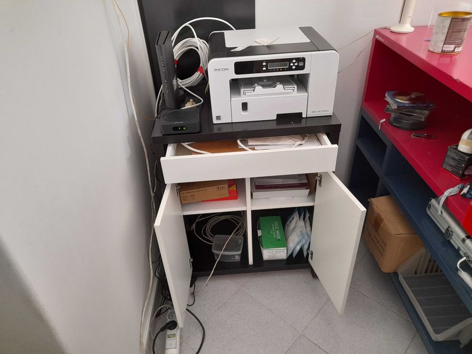 Móvel de apoio a secretária