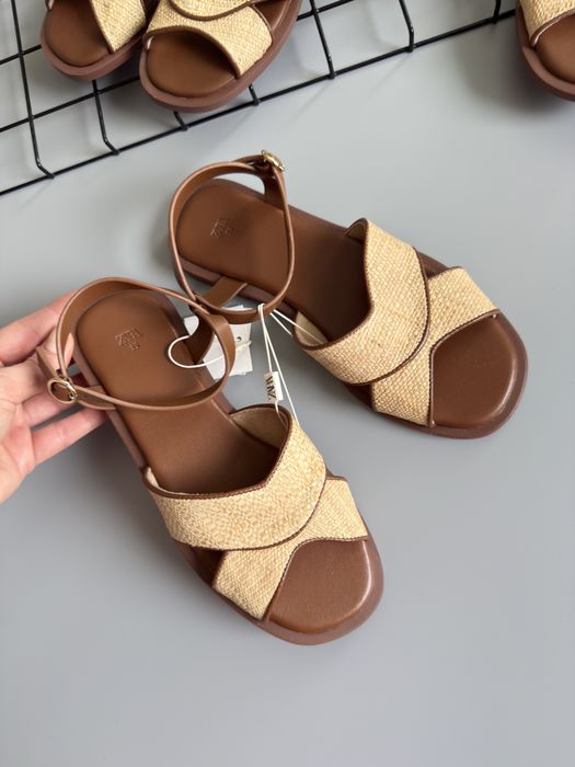 Босоніжки Zara для дівчинки 31 та 32 розміри сандалі