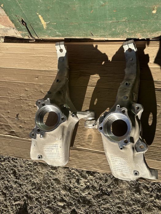 Передний поворотній кулак Tesla/3