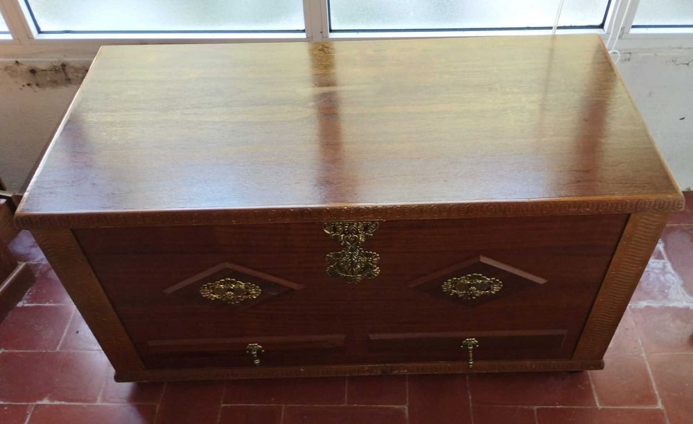 Arca em madeira trabalhada, com embutidos em latão dourado