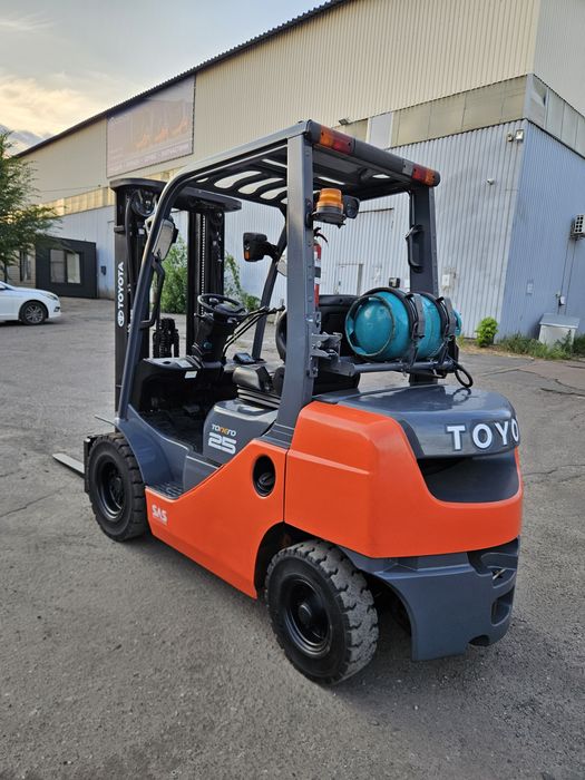 Вилковий навантажувач Toyota 2,5 т газ/бензин. Вилочный погрузчик Тойота б/у