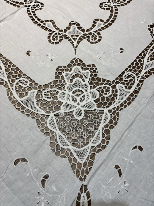 Toalha de mesa em linho com bordado manual e 12 guardanapos