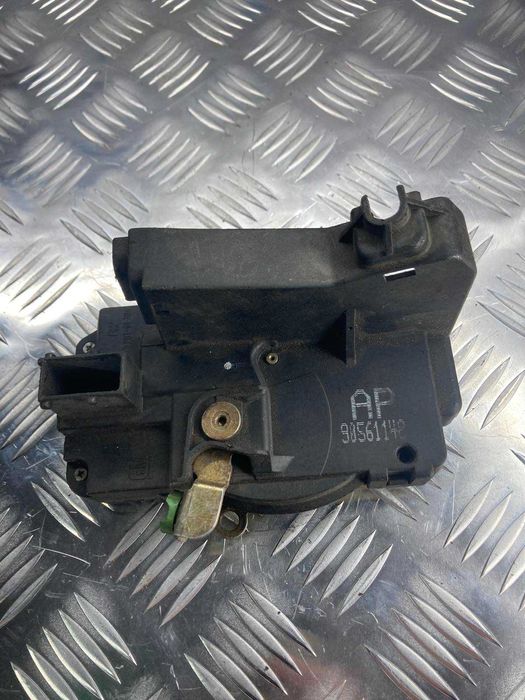 Замок двери Opel Zafira 90561148