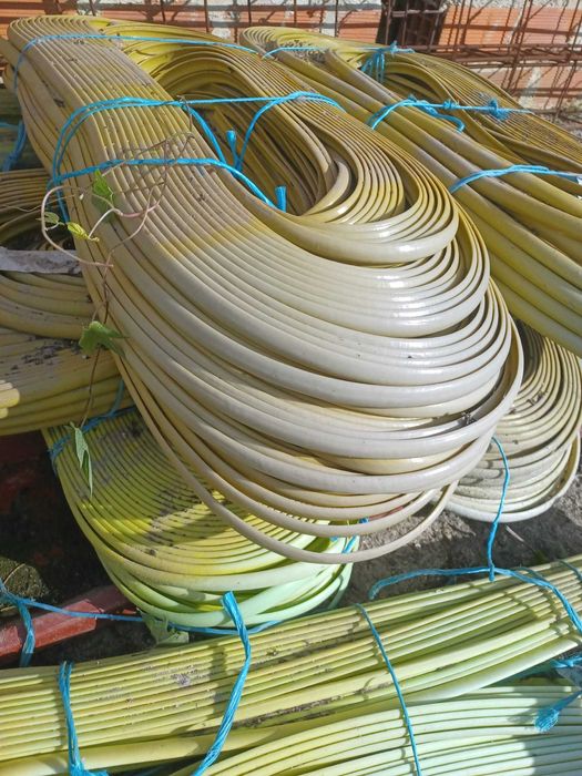 Borrachas para pregar redes de sombra e vento ou plástico de estufas.