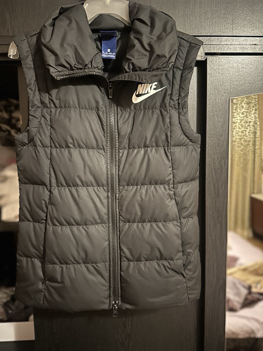 Жилетка nike пухова