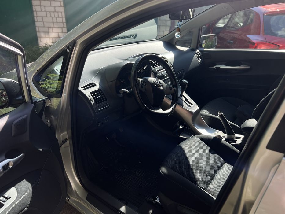 Продам Toyota Auris 2011