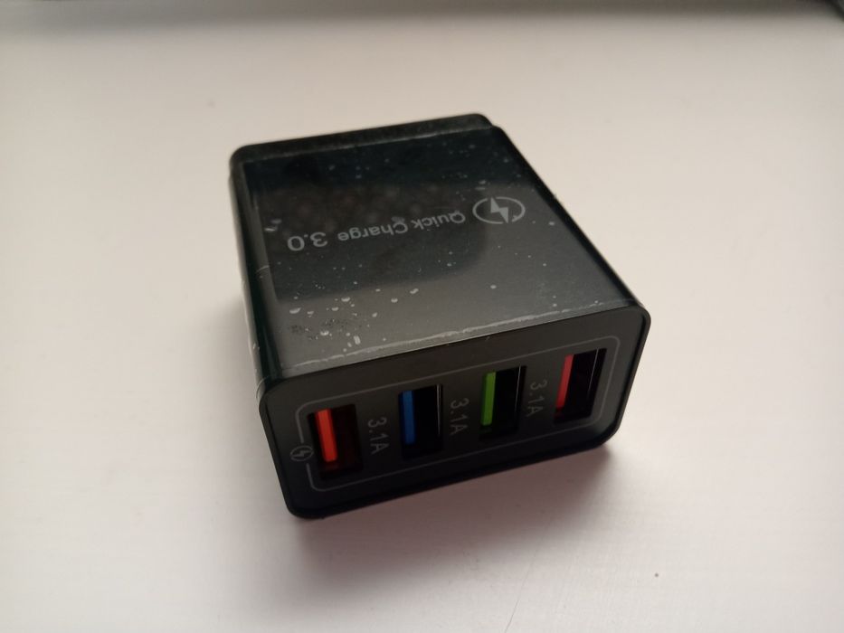 Trzy ładowarki quick charge usb