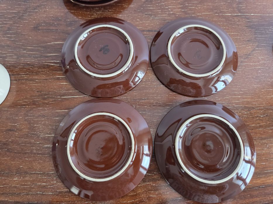 4 chávenas de café e 6 pires Candal