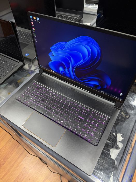 Игровой ноутбук 17 дюймов Msi nvidia 8гб. 2070max-q intel i7