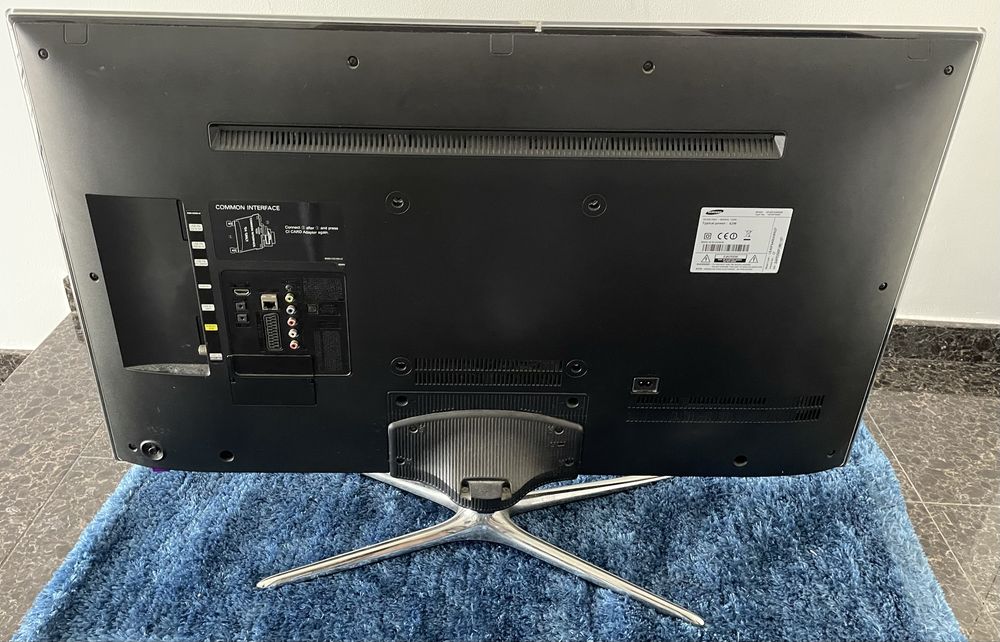 TV Samsung Smart TV 40” UE46F5400AW Avariada - Para Peças/Reparação