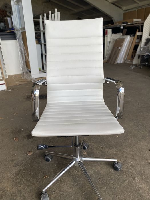 Крісла та стільці