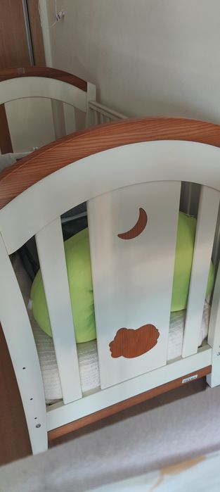 Cama de grades bebé Trama