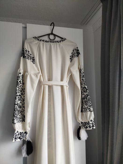 Вишита довга  сукня