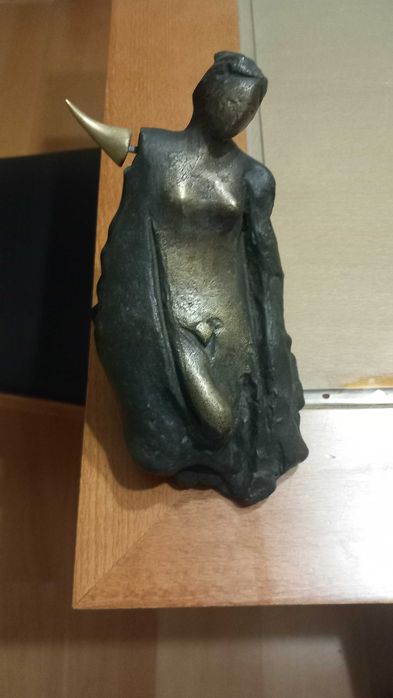 Peça em bronze simboliza uma mulher.