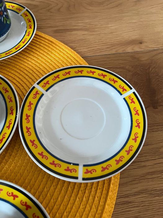 6 filiżanek kolorowych z talerzykami podstawkami