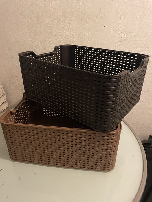 2 plecione plastkikowe koszyki