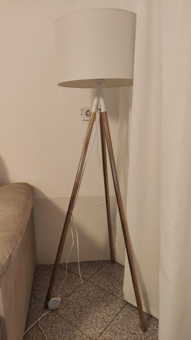 Candeeiro de pé dourado