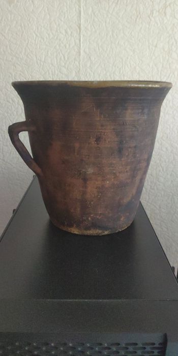Старинный глиняный кувшин, глечик, горшок, горщик