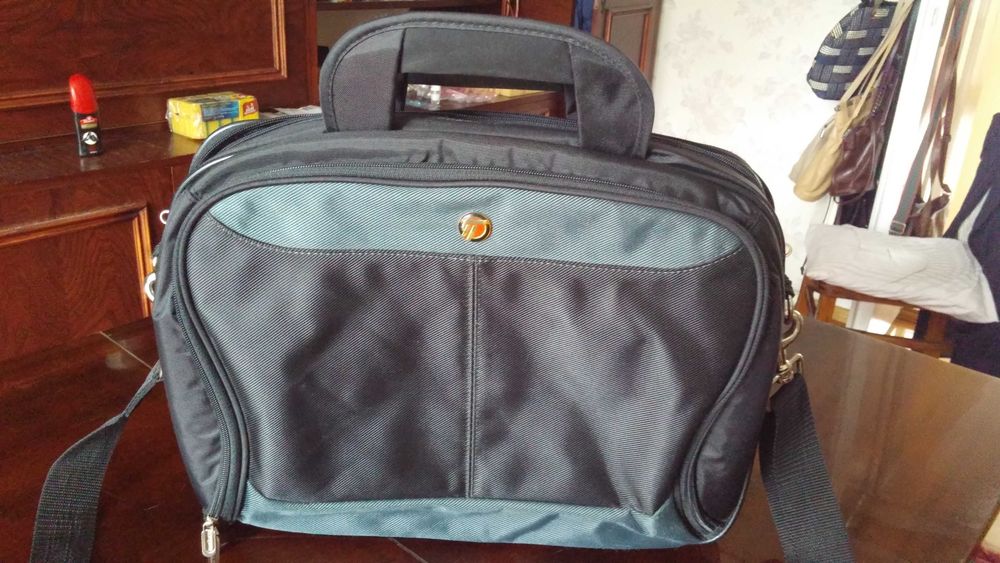 Oryginala  czarna  torba Targus na laptopa  14-15 - bdb !!