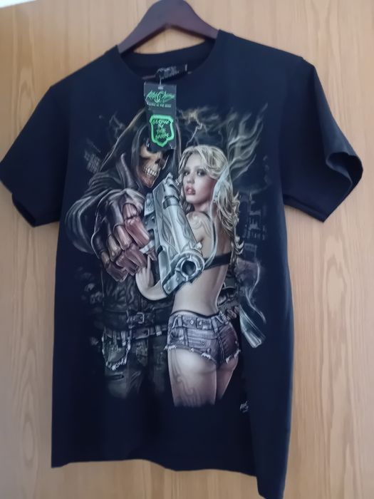 Koszulka z motywem kobieta  w spodenkach