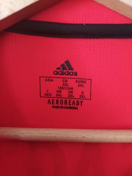 Duas camisolas oficiais do Benfica