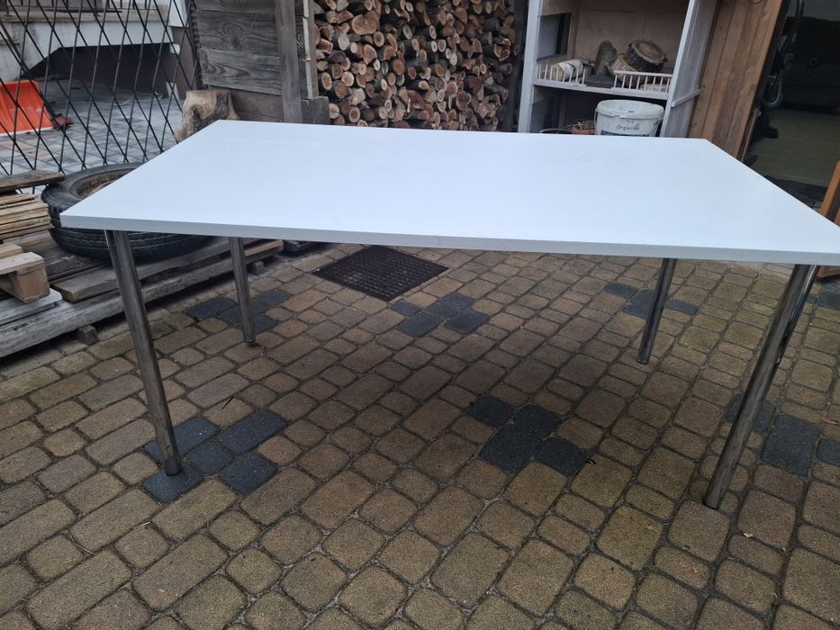 Stół na metalowej ramie solidny