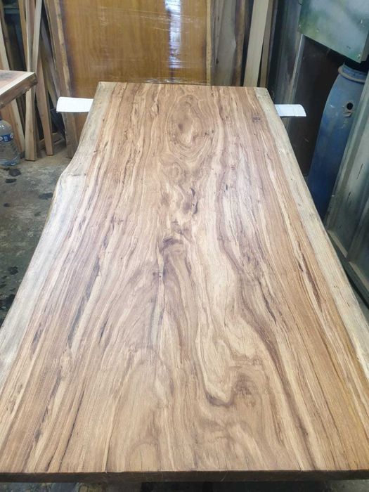 Mesa em madeira maciça rústica,borda o vivo.Rustic solid wood table