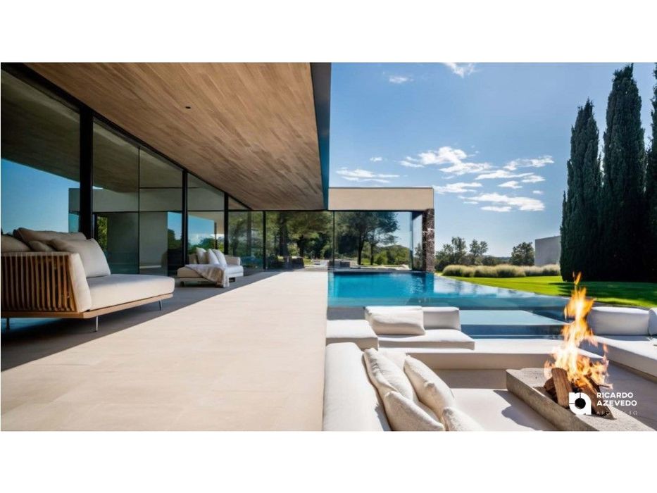 Single-story residence with 4 façades