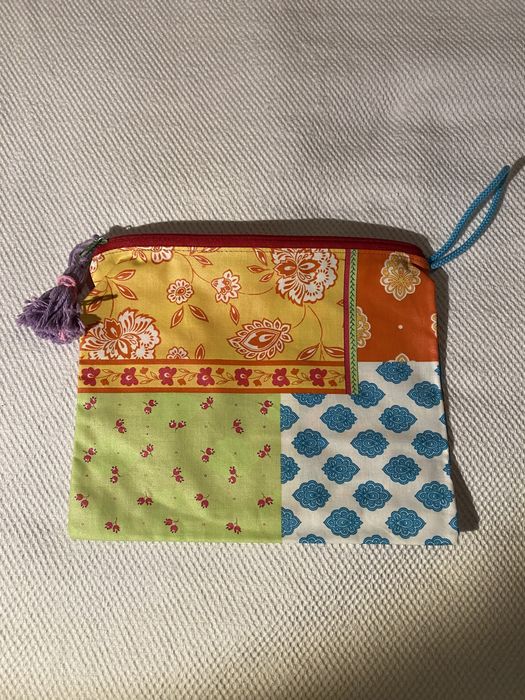 Bolsa em tecido plastificado multicolorido