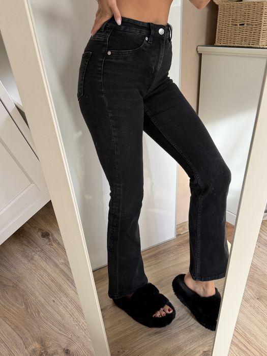 czarne jeansy dzwony flare